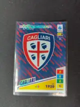 Miniatura 1 per Scudetto Cagliari - Panini Adrenalyn 2023-2024 N°37