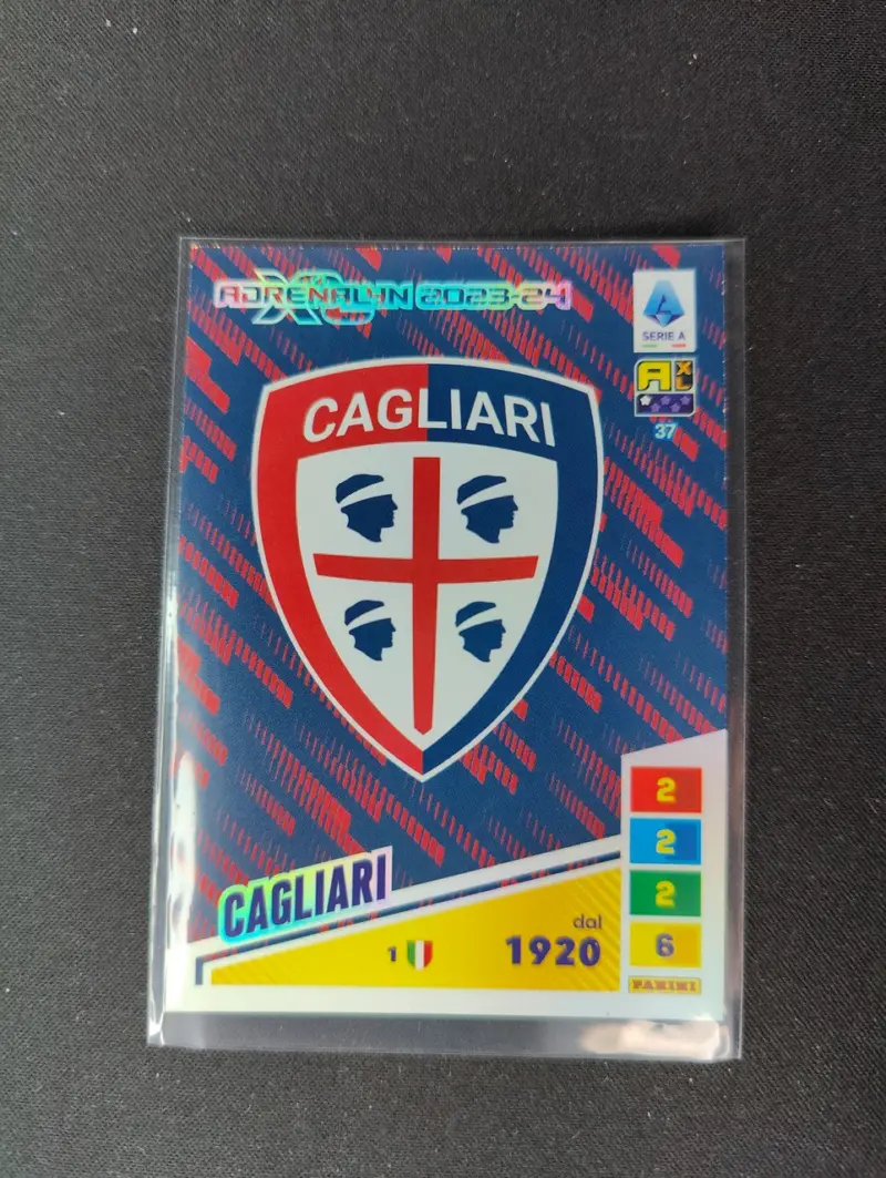 Scudetto Cagliari - Panini Adrenalyn 2023-2024 N°37 - Vista 1