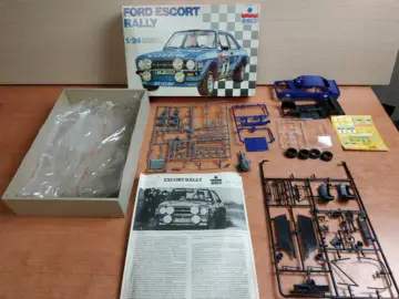 Reperto originale Ford Escort Scala 1/24 Modellino della Esci - Condizioni USATO CIB