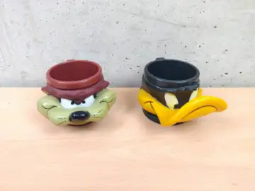 Reperto originale 2 Tazze Vintage della Warner Bros Willy il Coyote Gatto Silvestro Duffy Duck (1999) - Condizioni USATO CIB