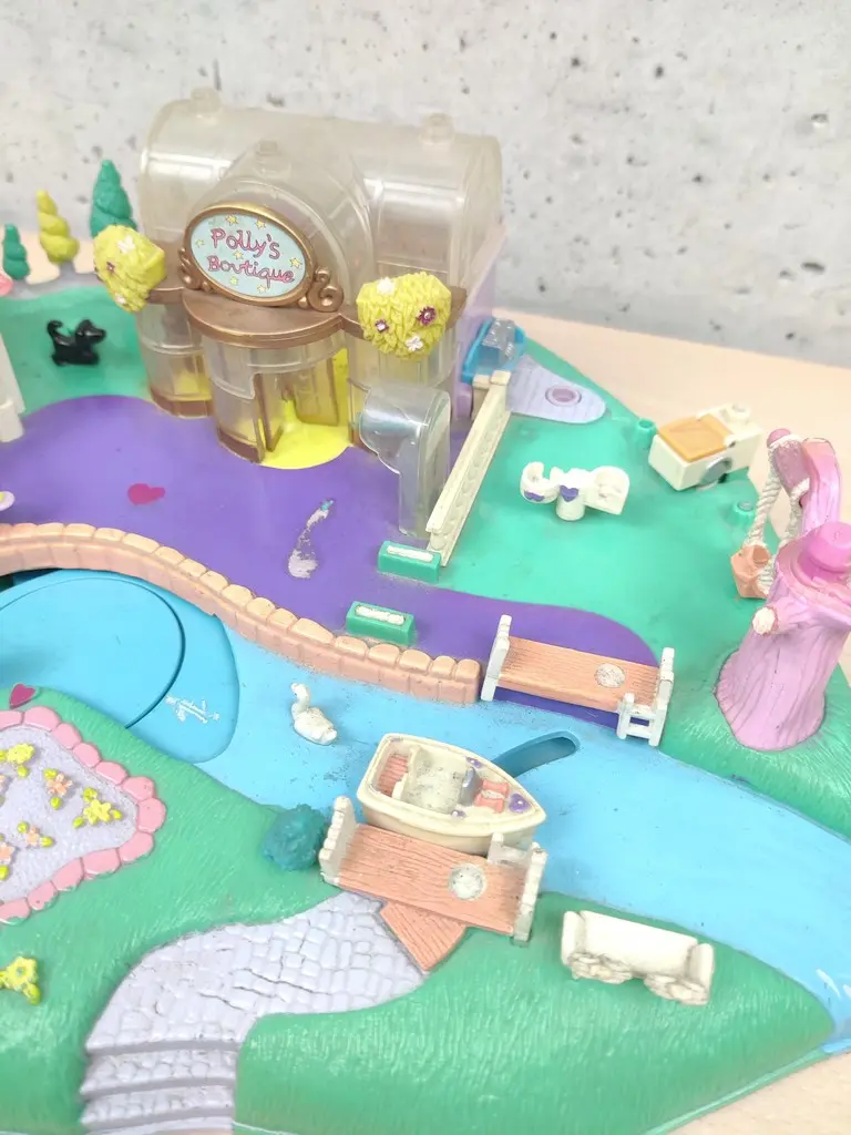 Bluebird 1996 Polly Pocket Playset Polly's Boutique Vintage - Vista 1