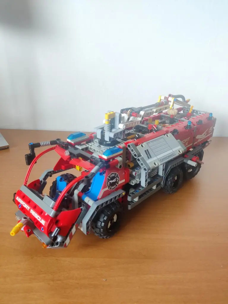 LEGO Technic 42068 Airport Rescue Vehicle Completo al 95% - Vista 1