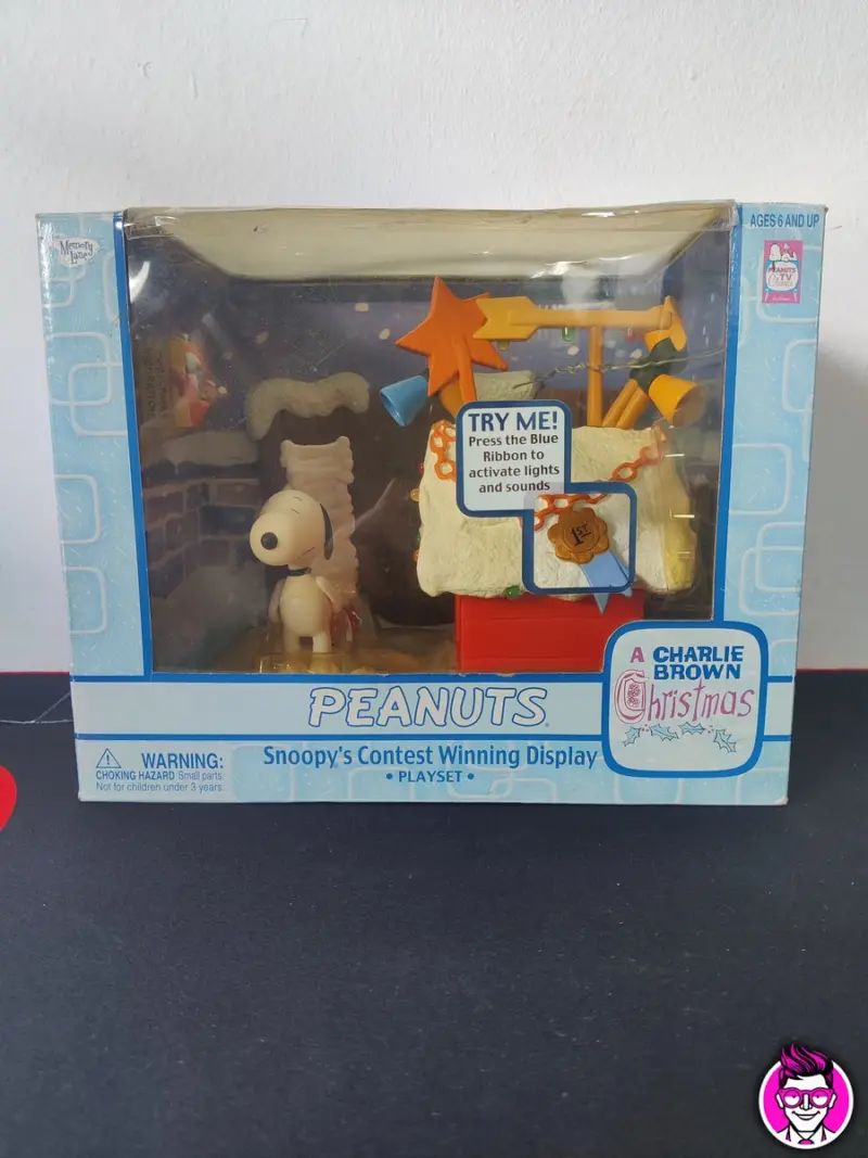 Snoopy's Contest Winning Display - Peanuts - A Charlie Brown Christmas Action Figure - Vista 1