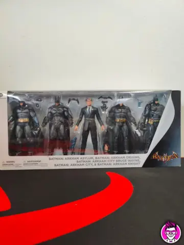Reperto originale Batman Arkham Bruce Wayne Pacco da 5pz - DC Comics DC Collectables Action Figure - Condizioni NUOVO / SIGILLATO CIB